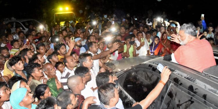 मददगार बनकर केंजरी पहुंचे जाप सुप्रीमो पप्पू यादव ने अग्नि पीड़ित परिवारों के पोछे आंसू,तत्काल सभी प्रभावित परिवार के लिए भोजन की व्यवस्था कराते हुए कहा- स्थिति सामान्य होने तक पार्टी की ओर से मिलती रहेगी मदद