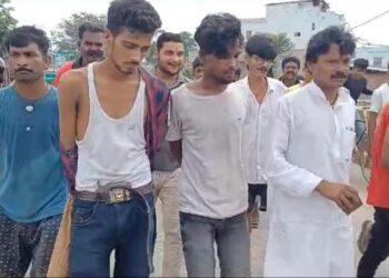 युवक को अपहृत कर वसूला एक लाख की फिरौती,हथियार के साथ दो अपराधियों को दबोचकर ग्रामीणों ने किया पुलिस के हवाले