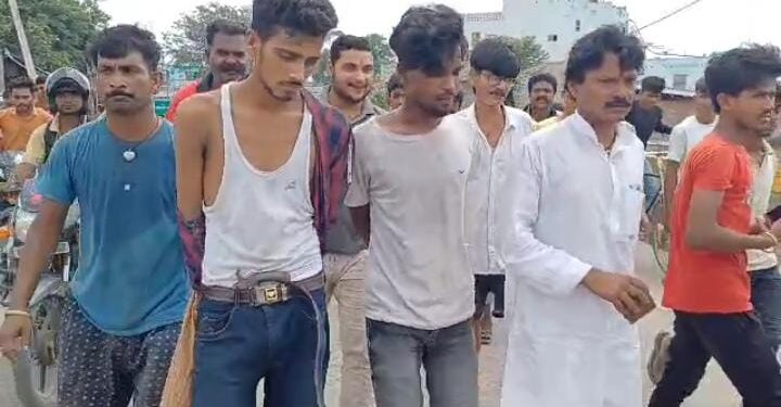 युवक को अपहृत कर वसूला एक लाख की फिरौती,हथियार के साथ दो अपराधियों को दबोचकर ग्रामीणों ने किया पुलिस के हवाले