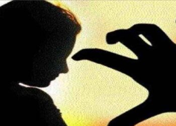 महज दस वर्षीय बच्ची को कुरकुरे देने का लोभ देकर युवक ने उसके साथ की छेड़खानी,आरोपी को हिरासत में लेकर मामले की पड़ताल में जुटी पुलिस