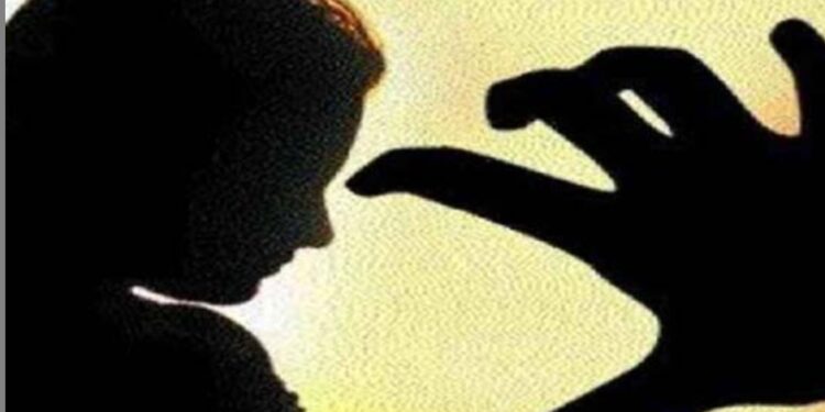 महज दस वर्षीय बच्ची को कुरकुरे देने का लोभ देकर युवक ने उसके साथ की छेड़खानी,आरोपी को हिरासत में लेकर मामले की पड़ताल में जुटी पुलिस