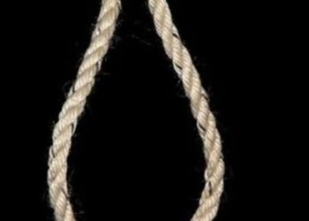 झोपड़ीनुमा घर के दरवाजे पर भरसों के युवक की फंदे से लटकी मिली लाश,युवक ने की आत्महत्या या उसकी हुई हत्या…संशय बरकरार