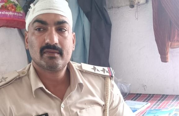पसराहा में हथियार के साथ दो बाइक सवार अपराधी गिरफ्तार,एक अपराधी एसआई को जख्मी कर हो गया फरार