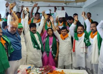 राजद के नव मनोनीत पदाधिकारियों को सौंपा मनोनयन पत्र…गरीबों के मसीहा लालू प्रसाद यादव के हाथों को मजबूत करने के लिए हम लोगों को बूथ स्तर तक पार्टी को करना है मजबूत: मनोहर यादव