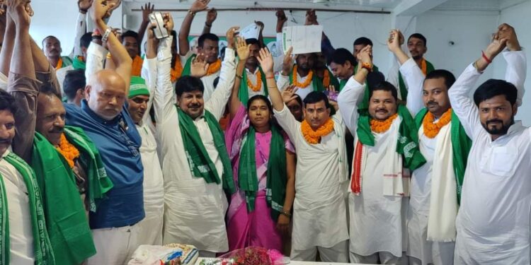 राजद के नव मनोनीत पदाधिकारियों को सौंपा मनोनयन पत्र…गरीबों के मसीहा लालू प्रसाद यादव के हाथों को मजबूत करने के लिए हम लोगों को बूथ स्तर तक पार्टी को करना है मजबूत: मनोहर यादव