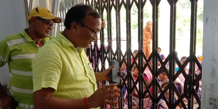 परबत्ता प्रखंड के आइटी भवन में हड़ताली आशा कार्यकर्ताओं ने किया विरोध प्रदर्शन,सीओ को सौंपा मांग पत्र,कहा-सरकार हम लोगों के साथ कर रही है नाइंसाफी