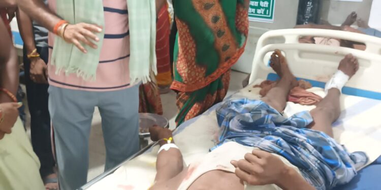 मकई अनलोड कर वापस लौट रहे आधा दर्जन से अधिक मजदूर 407पिकअप पलटने से जख्मी,दो रेफर