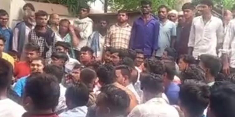 चित्रगुप्तनगर के थानेदार की कार्यशैली से नाराज आक्रोशित लोगों ने राजद जिला अध्यक्ष के नेतृत्व में जमकर काटा बवाल,‌सरकार को बदनाम करने वाले थानेदार पर कार्रवाई करें एसपी:मनोहर यादव