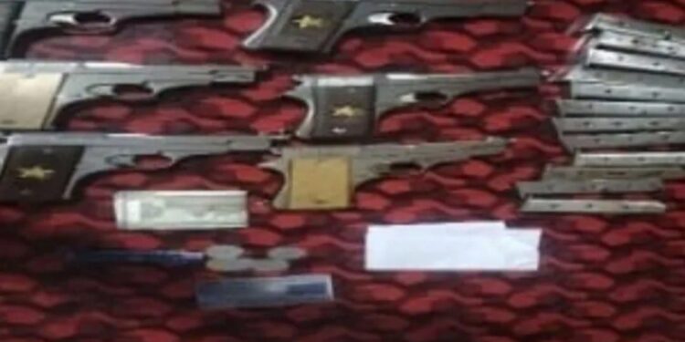 अंतरराज्यीय हथियार तस्कर गिरोह का सदस्य आखिर क्या करने आया था खगड़िया?भारी मात्रा में पिस्टल एवं मैगजीन के साथ धराया