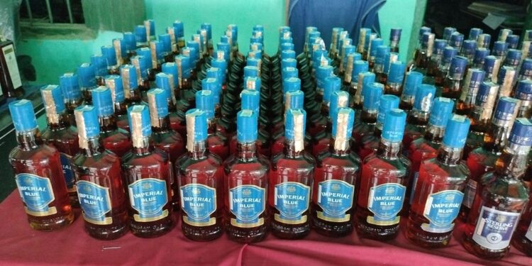 आखिर कौन है शराब माफिया जो बीच सड़क पर शराब लदी स्कार्पियो को छोड़कर हो गया फरार?भारी मात्रा में विदेशी शराब बरामद कर पड़ताल में जुटी पौरा ओपी पुलिस