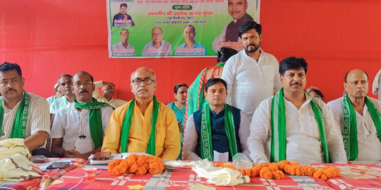 कार्यकर्ता सम्मेलन में पूर्व डीजीपी सह राजद बुद्धिजीवी प्रकोष्ठ के प्रदेश अध्यक्ष अशोक  गुप्ता ने केन्द्र की बीजेपी सरकार पर जमकर साधा निशाना तो राजद जिला अध्यक्ष मनोहर यादव ने कहा- जाति आधारित जनगणना करवा कर अपने बहुजन विरोधी पाप धो ले भाजपा