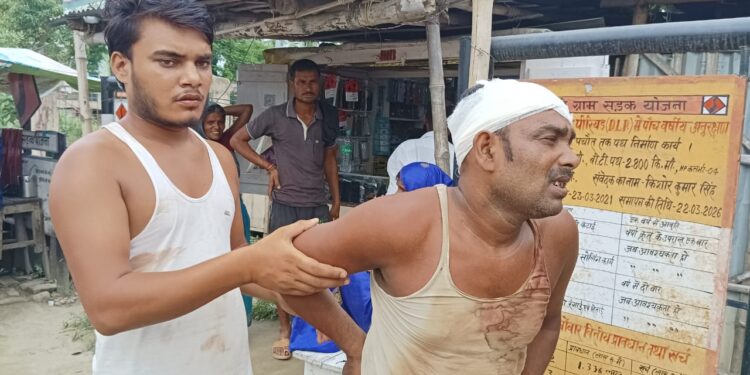 Crime News स्मैक और प्रतिबंधित कफ सिरप बेचने का किया विरोध तो दबंग होटल मालिकों ने जमीन मालिक को पीट- पीटकर किया बुरी तरह जख्मी