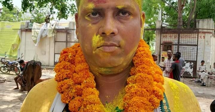 Breaking News Bihar :क्या पंचायत समिति सदस्य दुर्गेश भी करते हैं शराब का कारोबार!घर के बाहर 6 बोतल विदेशी शराब के साथ धराए,चर्चाओं का बाजार गर्म