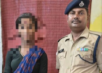 Bihar Breaking News : खगड़िया स्टेशन पर किन्नर को फिर दबोचा,यात्रियों को परेशान कर रुपये वसूलने के जुर्म में हुई गिरफ्तारी,अन्य बारह लोगों को भी आरपीएफ की टीम ने किया गिरफ्तार