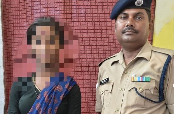 Bihar Breaking News : खगड़िया स्टेशन पर किन्नर को फिर दबोचा,यात्रियों को परेशान कर रुपये वसूलने के जुर्म में हुई गिरफ्तारी,अन्य बारह लोगों को भी आरपीएफ की टीम ने किया गिरफ्तार