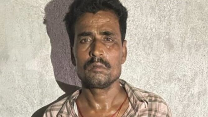 पचास हजार का इनामी बदमाश रणवीर यादव दो साथियों के साथ गिरफ्तार,हथियारों के साथ कार पर सवार होकर जा रहे तीनों अपराधियों को एसटीएफ और जिला पुलिस की संयुक्त टीम ने दबोचा