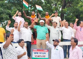 Khagaria Breaking News:शहीद धन्ना-माधव के स्मारक पर पहुंचकर समाजसेवियों ने किया माल्यार्पण, सुनाई उनकी क्रांति गाथा,नागेन्द्र सिंह त्यागी ने कहा-महज शहादत दिवस पर यादकर देश के महापुरुषों को नहीं दी जा सकती है श्रद्धांजलि,सदैव अपने दिल में उनकी शहादत को याद रखने की है जरुरत