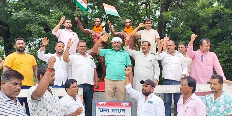 Khagaria Breaking News:शहीद धन्ना-माधव के स्मारक पर पहुंचकर समाजसेवियों ने किया माल्यार्पण, सुनाई उनकी क्रांति गाथा,नागेन्द्र सिंह त्यागी ने कहा-महज शहादत दिवस पर यादकर देश के महापुरुषों को नहीं दी जा सकती है श्रद्धांजलि,सदैव अपने दिल में उनकी शहादत को याद रखने की है जरुरत