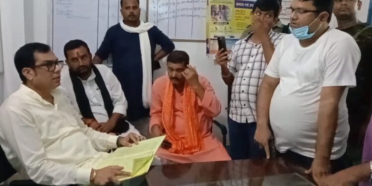 परबत्ता सीएचसी की कुव्यवस्था देख भड़के विधायक डॉ संजीव ने सीएचसी प्रभारी से कहा- अविलंब करें व्यवस्था को दुरुस्त,अन्यथा भुगतना होगा खामियाजा