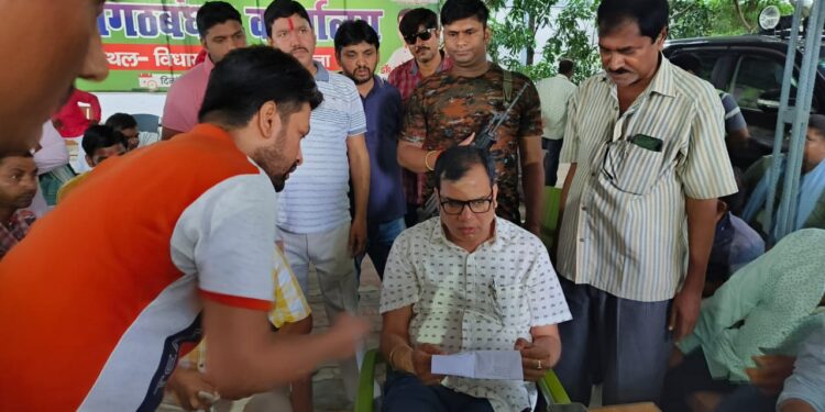 जनता दरबार में पहुंचे फरियादियों का परबत्ता विधायक ने सुना दुखड़ा,हर क्षेत्र में विकास करना हमारा मुख्य लक्ष्य:डॉ संजीव