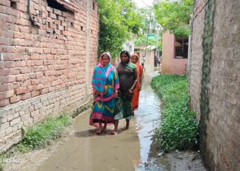 विकास’को मुंह चिढ़ा रही है दीना चकला की सड़कें,सुलग रहा सवाल-पानी भरे गड्ढ़े में है सड़क या सड़क में हैं पानी भरे गड्ढ़े?