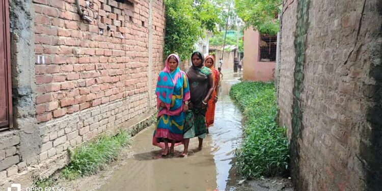 विकास’को मुंह चिढ़ा रही है दीना चकला की सड़कें,सुलग रहा सवाल-पानी भरे गड्ढ़े में है सड़क या सड़क में हैं पानी भरे गड्ढ़े?