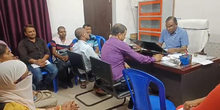 सैकड़ों लाभुकों को बीडीओ ने थमाया नोटिस,एक सप्ताह के अंदर आवास निर्माण कार्य शुरु नहीं करने वाले लाभुकों के विरुद्ध दर्ज होगी प्राथमिकी:राजाराम पंडित