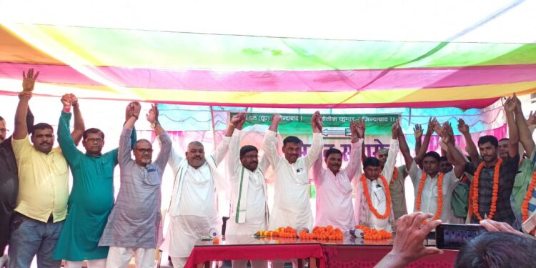 दर्जनों भाजपा कार्यकर्ता सहित सैकड़ों लोगों के जेडीयू में शामिल होने से आह्लादित जदयू जिला अध्यक्ष बबलू मंडल ने कहा-हर जाति व धर्म का विकास होने के कारण आमजनों का सीएम नीतीश कुमार के प्रति बढ़ा है विश्वास