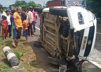 …और जब एनएच-31के किनारे लगे पीलर से जा टकरायी अनियंत्रित कार, चालक सहित तीन कार सवार जख्मी