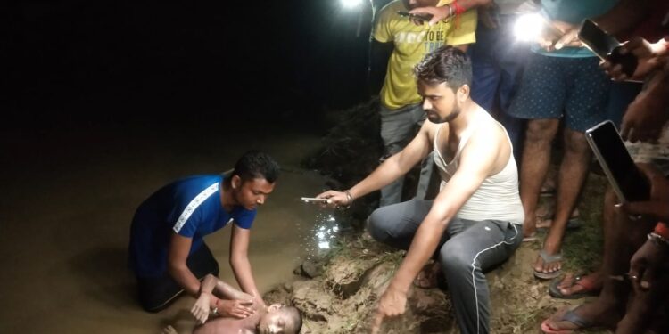 सुबह घर से निकले 11वर्षीय बालक की शाम में फोरलेन के लिए खोदे गए पानी भरे गड्ढ़े से मिली लाश,मामला खगड़िया जिले के पसराहा थाना अंतर्गत बाबू चकला का