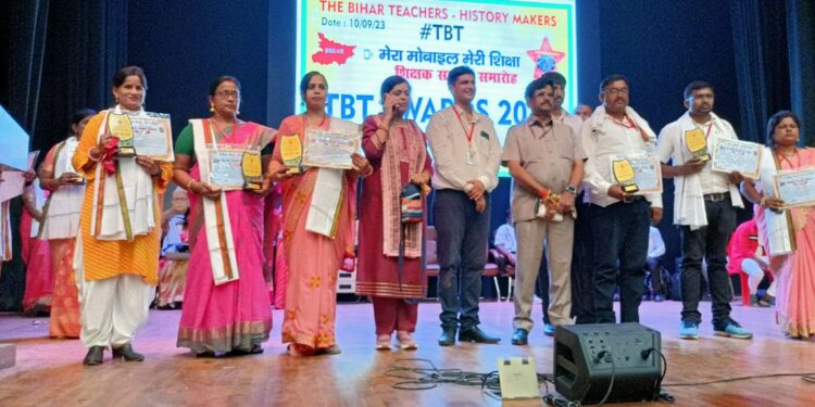 जिले के 7 शिक्षको ने टीबीटी 2023 अवार्ड पाकर जिले का नाम किया रौशन… कौन कहता है कि सरकारी विद्यालयों में पढ़ाई नहीं होती,जांच के नाम पर शिक्षकों को किया जाता है जलील:डॉ सुरेश सिंह