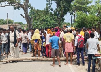 कबड्डी खेलने के दौरान छात्रों के बीच हुई मारपीट का मामला पकड़ा तूल,आक्रोशित छात्रों ने महेशखूंट- अगुवानी पथ को किया जाम