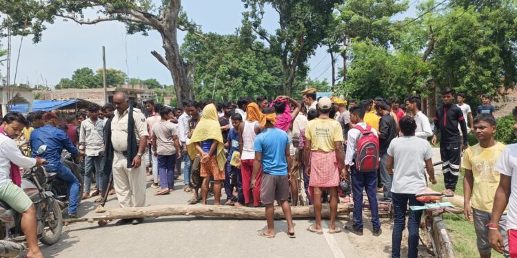 कबड्डी खेलने के दौरान छात्रों के बीच हुई मारपीट का मामला पकड़ा तूल,आक्रोशित छात्रों ने महेशखूंट- अगुवानी पथ को किया जाम