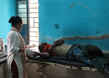 चोरी का विरोध करना बाप- बेटे को पड़ा महंगा,दबंग युवकों ने पिता-पुत्र को ईंट और चाकू से वार कर किया लहूलुहान,मामला बेलदौर थाना क्षेत्र का