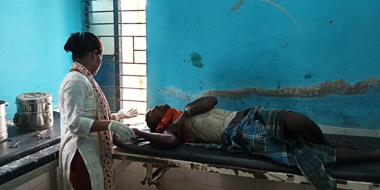 चोरी का विरोध करना बाप- बेटे को पड़ा महंगा,दबंग युवकों ने पिता-पुत्र को ईंट और चाकू से वार कर किया लहूलुहान,मामला बेलदौर थाना क्षेत्र का