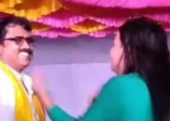 वा़यरल वीडियो की जांच के नाम पर कहीं खानापूर्ति तो नहीं हो रही!बार बालाओं के साथ अश्लील गाने पर ठुमके लगाकर खासे सुर्ख़ियां   बटोर रहे हैं बोरना सरपंच नवल किशोर सिंह