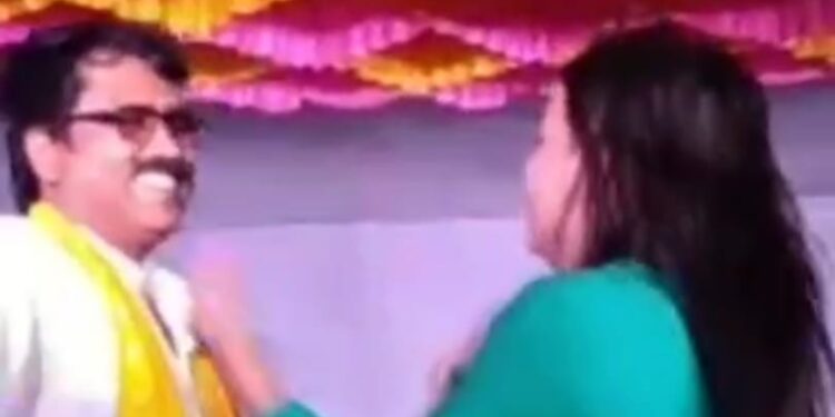 वा़यरल वीडियो की जांच के नाम पर कहीं खानापूर्ति तो नहीं हो रही!बार बालाओं के साथ अश्लील गाने पर ठुमके लगाकर खासे सुर्ख़ियां   बटोर रहे हैं बोरना सरपंच नवल किशोर सिंह