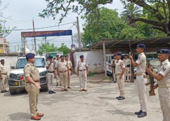 लंबित पाए गए कांडों की समीक्षा के दौरान अनुसंधानकर्ताओं की लापरवाही पर नाराज हुए एसपी,गोगरी सर्किल इंस्पेक्टर कार्यालय का पुलिस कप्तान ने किया निरीक्षण