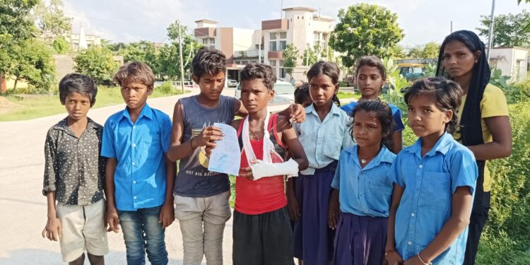 गुरुजी ने पटक-पटककर शिष्य को पीटा,तोड़ दिया बालक का हाथ,सामने आया गुरुजी का अमानवीय चेहरा