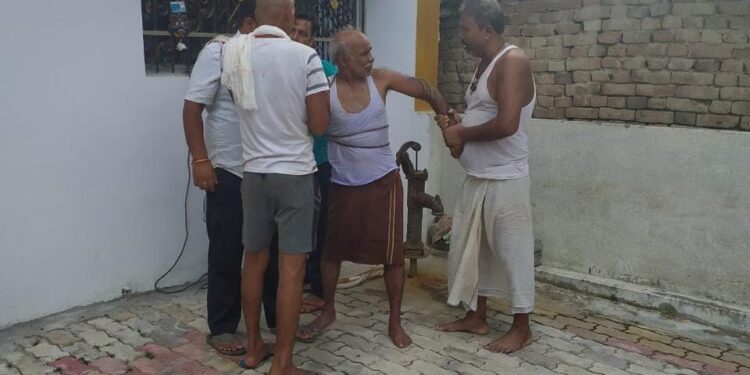 दबंग पड़ोसी ने अधेड़ को जबरन उठा लाया अपने घर,रस्सी से बांधकर बनाया बंधक,फिर मांगी रंगदारी, पड़ताल में जुटी पुलिस