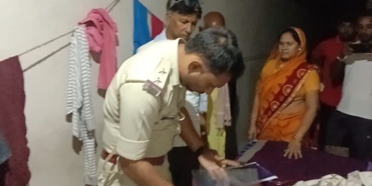 परबत्ता स्थित लेलिन नगर तेमथा में नानी के यहां रहकर पढ़ाई करने वाली किशोरी की संदेहास्पद मौत को लेकर मची सनसनी,पड़ताल में जुटी पुलिस