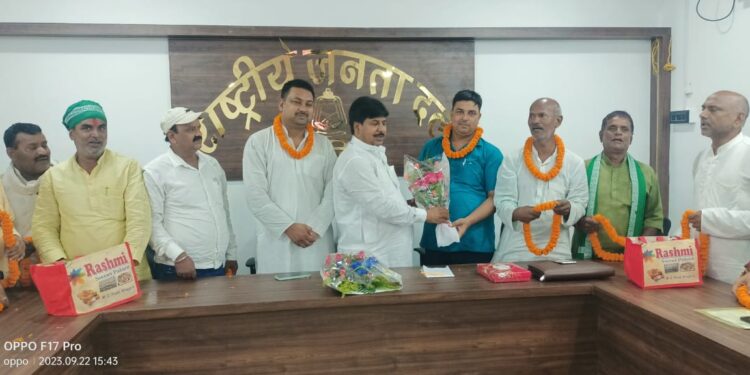 नव मनोनीत युवा राजद जिला अध्यक्ष उदय और प्रधान महासचिव मोहम्मद नसीम का किया गया अभिनंदन,बीजेपी के षडयंत्र से बिना डरे गरीब और पीड़ित के हक व अधिकार की राजद सुप्रीमो लालू लड़ रहे लड़ाई:मनोहर यादव