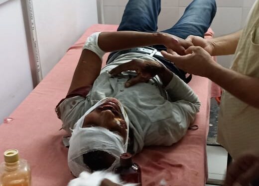 दो बाइकों के बीच हुई आमने-सामने की टक्कर में दो बाइक सवार बुरी तरह जख्मी, नाजुक हालत में किया गया रेफर