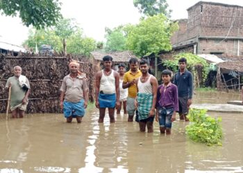 भारी बारिश के कारण एक दर्जन परिवारों का घर हुआ जलमग्न, जल निकासी की व्यवस्था नहीं रहने के कारण लोग हैं परेशान