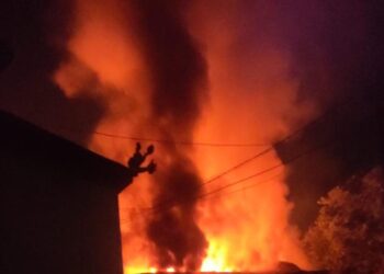 खाना बनाने के दौरान एलपीजी गैस का सिलेंडर किया ब्लास्ट, एक दर्जन से अधिक महादलितों का घर जलकर स्वाहा,बिलख रहे हैं प्रभावित लोग