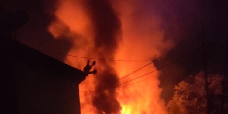 खाना बनाने के दौरान एलपीजी गैस का सिलेंडर किया ब्लास्ट, एक दर्जन से अधिक महादलितों का घर जलकर स्वाहा,बिलख रहे हैं प्रभावित लोग