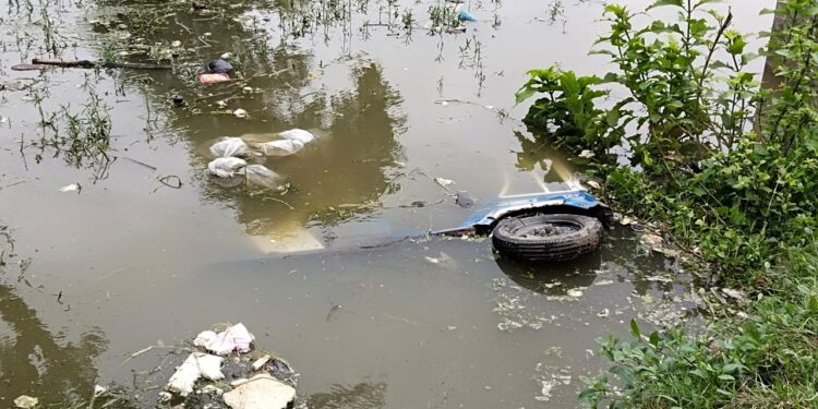 एसटीएफ के दो जवानों ने नहीं दिखायी होती तत्परता तो शायद दस स्कूली बच्चों की चली जाती जान,स्कूली बच्चों से भरा ई-रिक्शा गहरे तालाब में पलटते ही मच गया था कोहराम