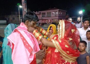 नयागांव के श्रीरामेश्वर महादेव मंदिर में ग्रामीणों ने कराई एक प्रेमी युगल की शादी,खासे चर्चा में है दोनों का विवाह