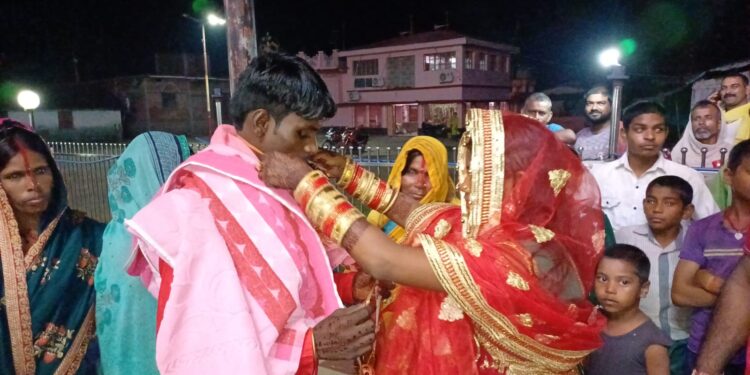 नयागांव के श्रीरामेश्वर महादेव मंदिर में ग्रामीणों ने कराई एक प्रेमी युगल की शादी,खासे चर्चा में है दोनों का विवाह