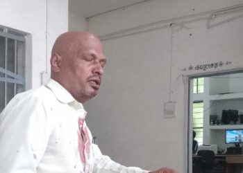 …और जब देखते-देखते स्कूल के हेड मास्टर साहब और टोला सेवक करने लगे आपस में कुश्ती,जख्मी होकर पहुंचे थाना